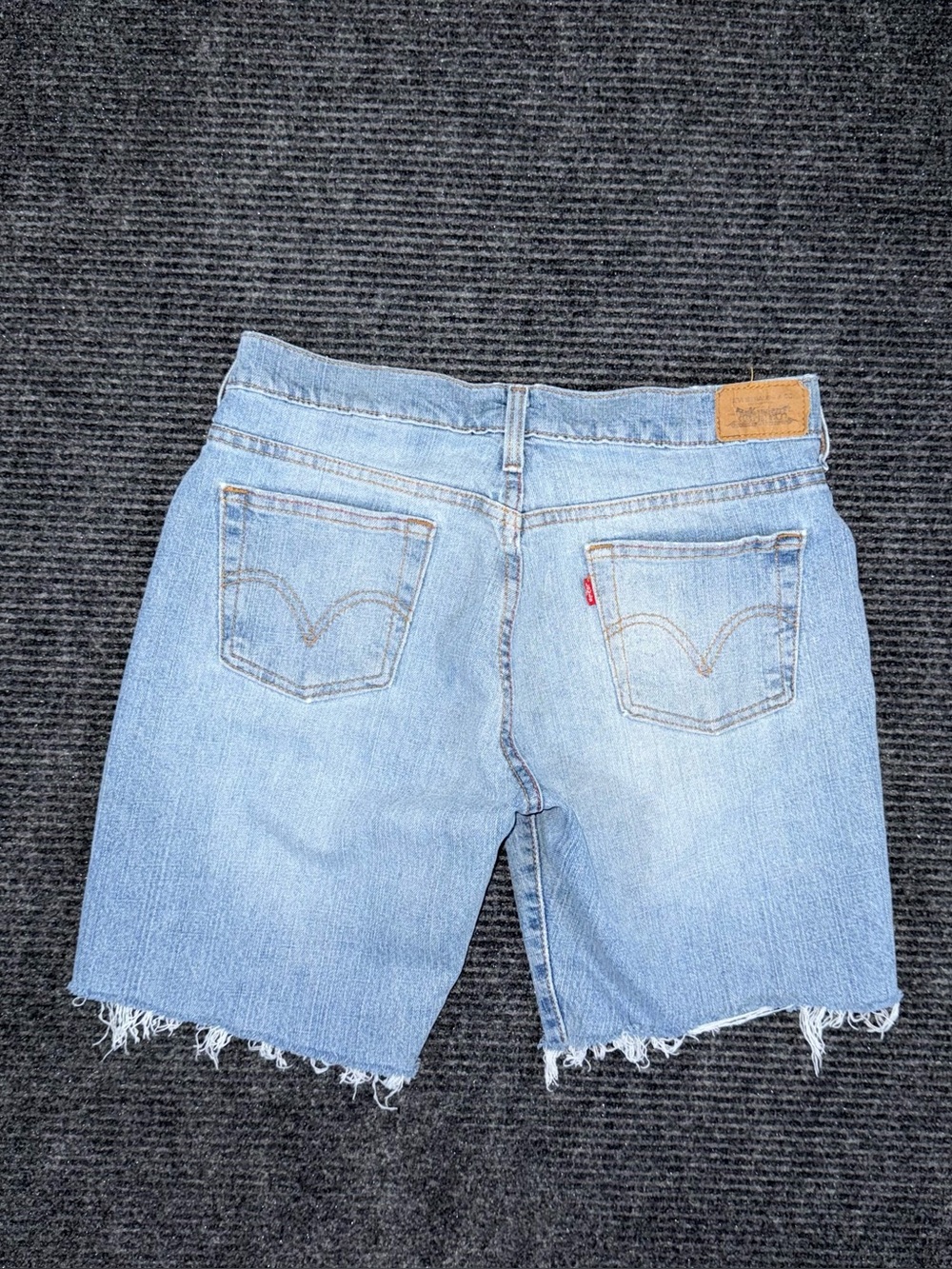 Y2K Levi's Cutoff Denim Mid Thigh Shorts Sz 6 / 29 Distressed